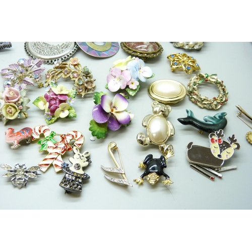 972 - A collection of brooches