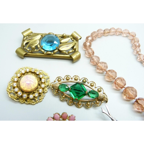 976 - A collection of 1920s/1930s costume jewellery