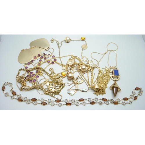 978 - A collection of goldtone necklets