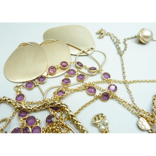 978 - A collection of goldtone necklets