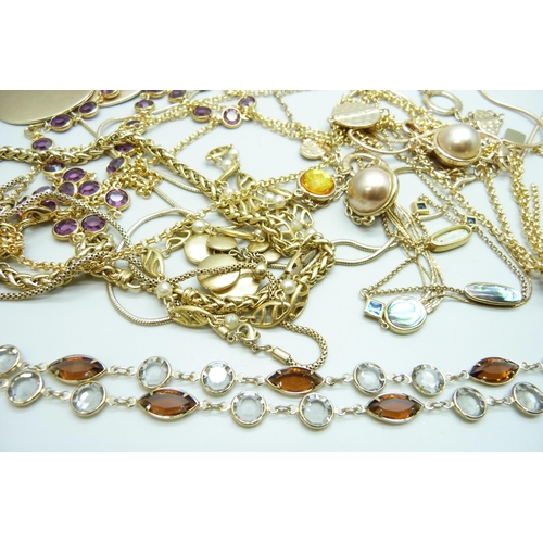 978 - A collection of goldtone necklets