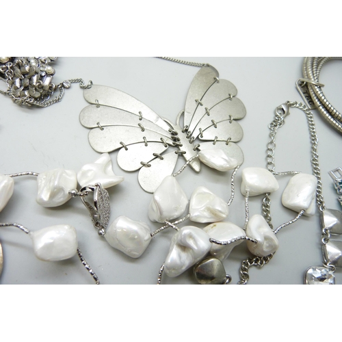 980 - A collection of silver tone jewellery