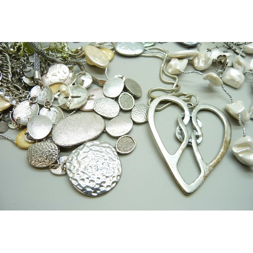 980 - A collection of silver tone jewellery