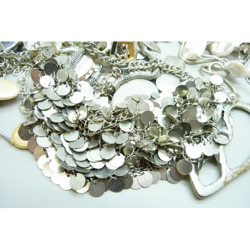 980 - A collection of silver tone jewellery