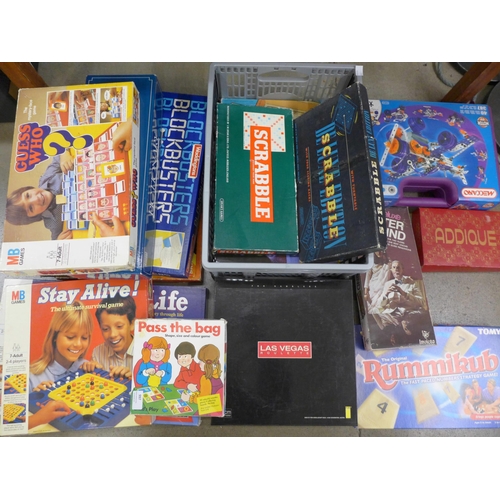 997 - A collection of vintage games, Meccano, Astron, scrabble, etc. **PLEASE NOTE THIS LOT IS NOT ELIGIBL... 