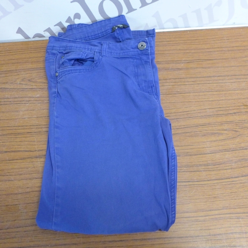 5254 - Approximately 25 pairs of assorted denim jeans in various styles, colours and sizes