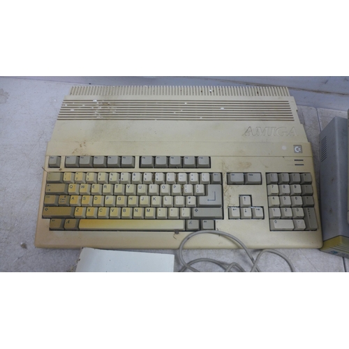 5094 - A vintage Apple Macintosh Plus 1mb personal computer, an Apple model M0110A keyboard and mouse with ... 