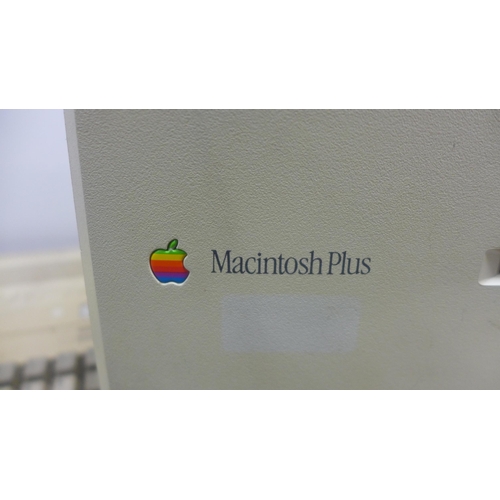 5094 - A vintage Apple Macintosh Plus 1mb personal computer, an Apple model M0110A keyboard and mouse with ... 