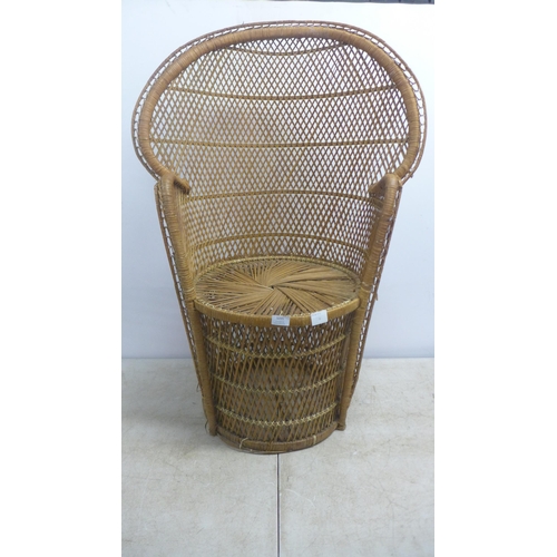 5095 - A vintage wicker peacock backed chair