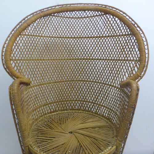 5095 - A vintage wicker peacock backed chair