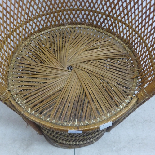 5095 - A vintage wicker peacock backed chair