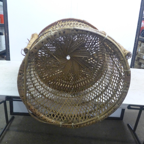 5095 - A vintage wicker peacock backed chair