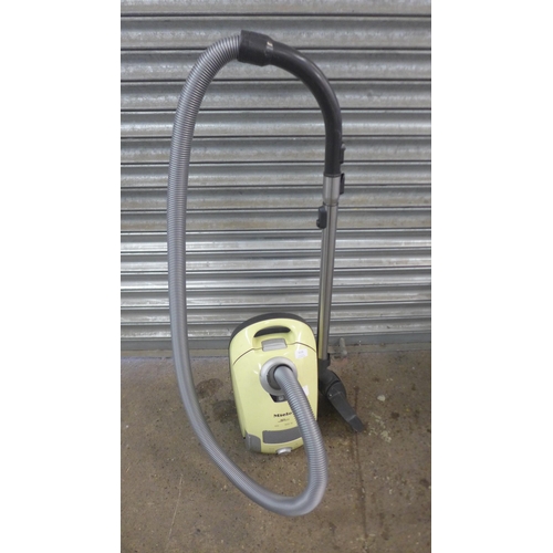 5135 - A Miele S4210, 300-1800W vacuum cleaner