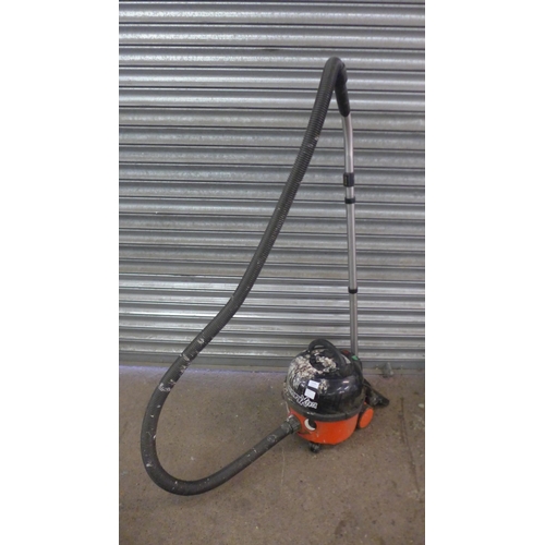 5138 - A Henry Xtra vacuum cleaner