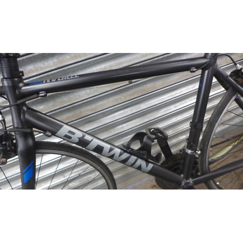 5146 - A B-Twin Triban 500 aluminium framed road bike  * Police repossession