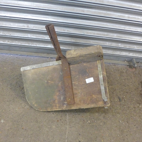 5165 - A vintage wood brick hod, a spirit level and a spade