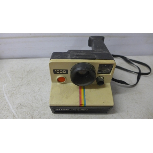 5121 - A vintage Polaroid 1000 land camera with a Watson 35mm bulk film loader and a quantity of movie reel... 