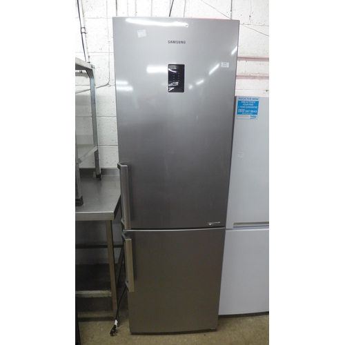 5128 - A Samsung RB31FEJNDSA 60/40 free standing fridge freezer