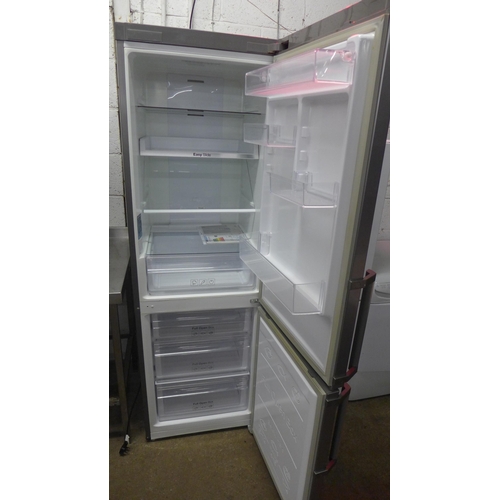 5128 - A Samsung RB31FEJNDSA 60/40 free standing fridge freezer