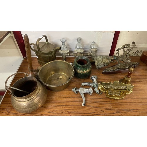 326 - A collection of assorted brassware