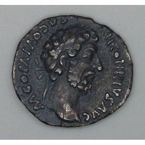 953 - COINS; a Commodus silver Denarius (177-192 AD)