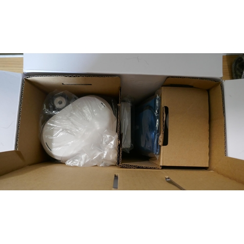 6021 - Waterpik Water Flosser -  Wp150/Wp470Uk, Multy Floor Runner 24X72 (335-220,245) *This lot is subject... 