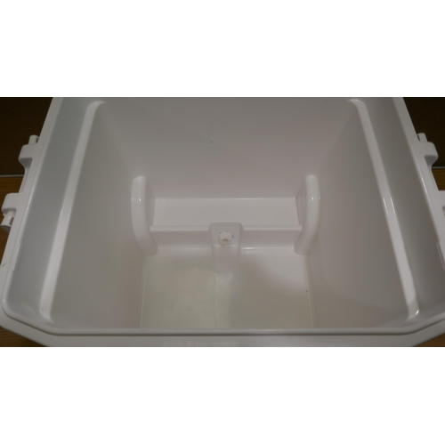 6151 - Igloo 62Qt Cooler   - This lot requires a UK adapter (334-258) *This lot is subject to Vat