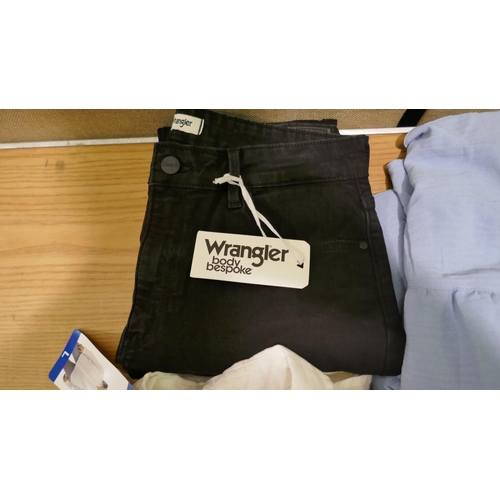 6269 - Quantity of ladies clothing, brands to include: Wrangler, Buffalo, etc. (335-10/85796) *This lot is ... 