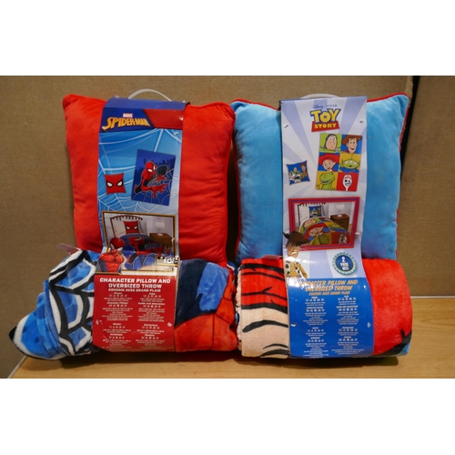 6200 - 2 x Mixed Licensed Throw And Pillows (334-464,465) *This lot is subject to Vat