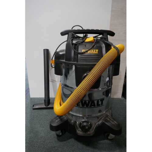 6202 - Dewalt 38L Wet Dry Vacuum Cleaner Eu - This lot requires a UK adapter (334-513) *This lot is subject... 