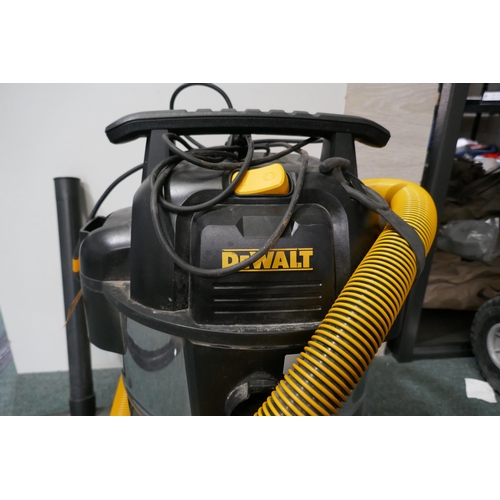 6202 - Dewalt 38L Wet Dry Vacuum Cleaner Eu - This lot requires a UK adapter (334-513) *This lot is subject... 