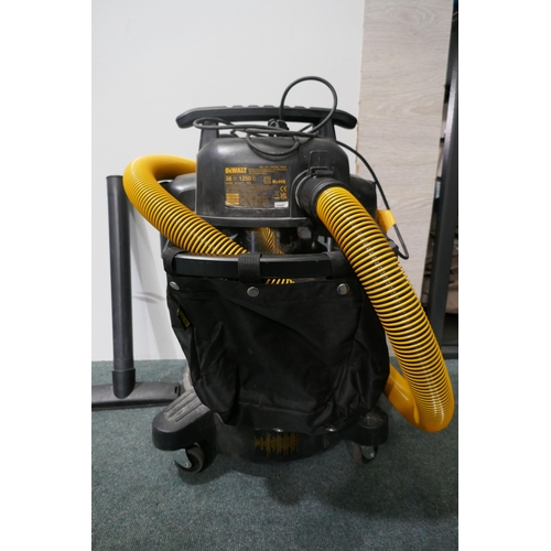 6202 - Dewalt 38L Wet Dry Vacuum Cleaner Eu - This lot requires a UK adapter (334-513) *This lot is subject... 