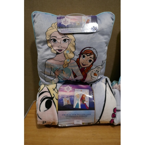 6207 - 2 x Frozen Licensed Throw And Pillows (334-466,467) *This lot is subject to Vat