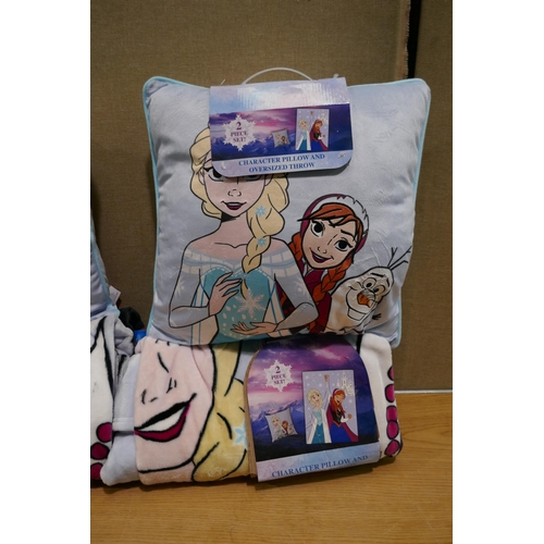 6207 - 2 x Frozen Licensed Throw And Pillows (334-466,467) *This lot is subject to Vat