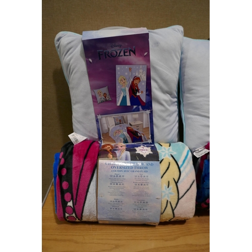 6207 - 2 x Frozen Licensed Throw And Pillows (334-466,467) *This lot is subject to Vat