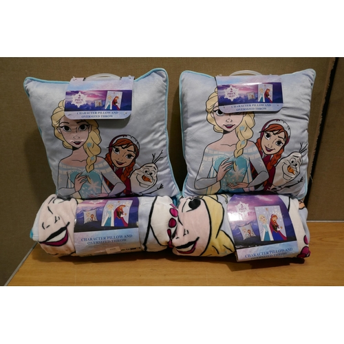 6208 - 2 x Frozen Licensed Throw And Pillows (334-468,469) *This lot is subject to Vat