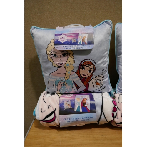 6208 - 2 x Frozen Licensed Throw And Pillows (334-468,469) *This lot is subject to Vat