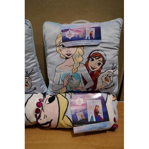 6208 - 2 x Frozen Licensed Throw And Pillows (334-468,469) *This lot is subject to Vat