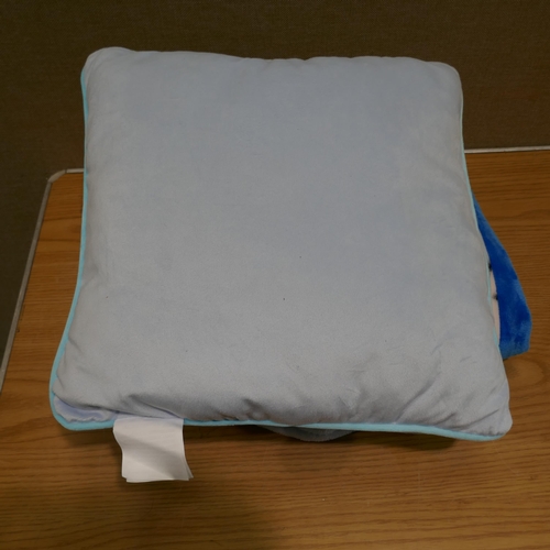 6208 - 2 x Frozen Licensed Throw And Pillows (334-468,469) *This lot is subject to Vat