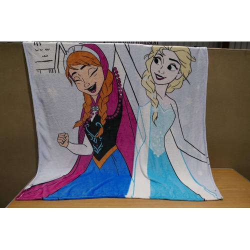 6208 - 2 x Frozen Licensed Throw And Pillows (334-468,469) *This lot is subject to Vat