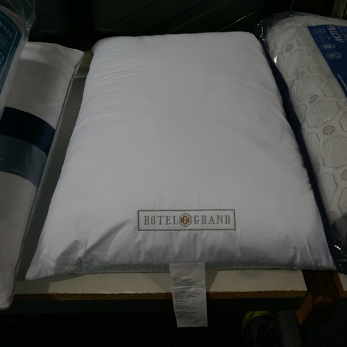 6215 - Hotel Grand Reversible Summer/Winter Pillows (335-383,385) *This lot is subject to Vat