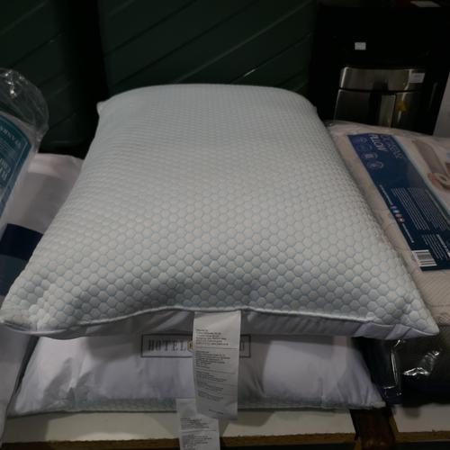 6215 - Hotel Grand Reversible Summer/Winter Pillows (335-383,385) *This lot is subject to Vat