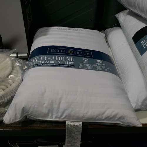 6216 - Hotel Grand Pillows   (335-386) *This lot is subject to Vat