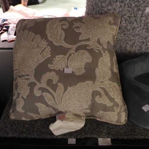 6321 - Washable Indoor Mat, Memory Foam Travel Pillow and 2x Mixed Pillows (335-5,53,81) *This lot is subje... 