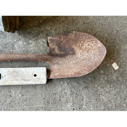 5165 - A vintage wood brick hod, a spirit level and a spade