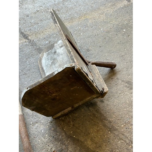 5165 - A vintage wood brick hod, a spirit level and a spade