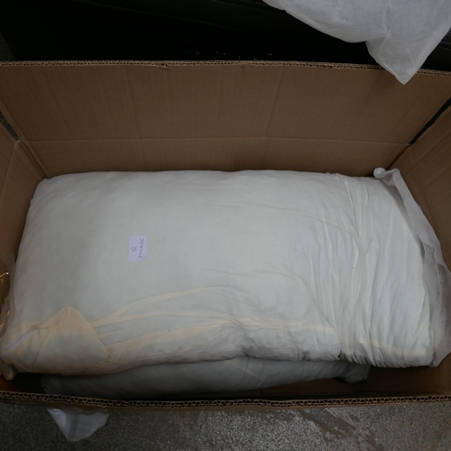 3152 - A pair of memory foam pillows