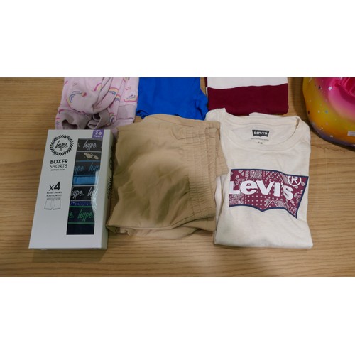 6245 - Small quantity of kids clothing, brands to include: Hype, Levi's, Skechers, etc. (335-16/85796) *Thi... 