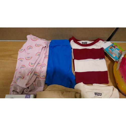 6245 - Small quantity of kids clothing, brands to include: Hype, Levi's, Skechers, etc. (335-16/85796) *Thi... 