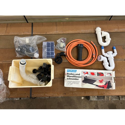 5025 - A quantity of miscellaneous items including a floor and wall tile cutter, BBQ gas pipe, sink traps, ... 